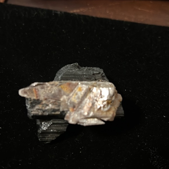 Black Tourmaline Golden Mica / Protection - Picture 7 of 8